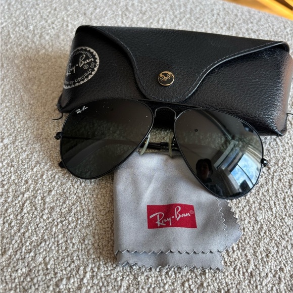 Ray-Ban Classic Black Aviator Sunglasses - Picture 1 of 3